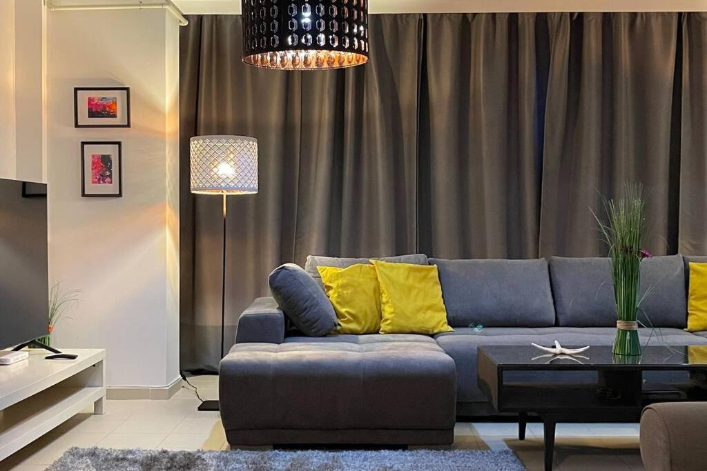 Apartment Happiness By Nicole Jutka, Visual Artist オリンプ エクステリア 写真