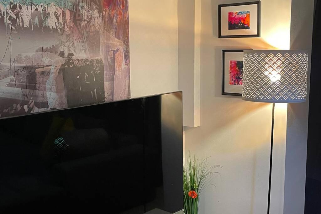 Apartment Happiness By Nicole Jutka, Visual Artist オリンプ エクステリア 写真
