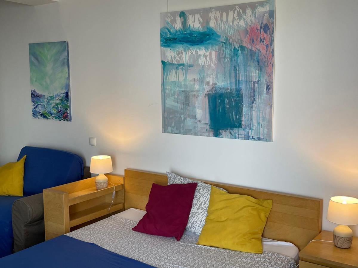 Apartment Happiness By Nicole Jutka, Visual Artist オリンプ エクステリア 写真