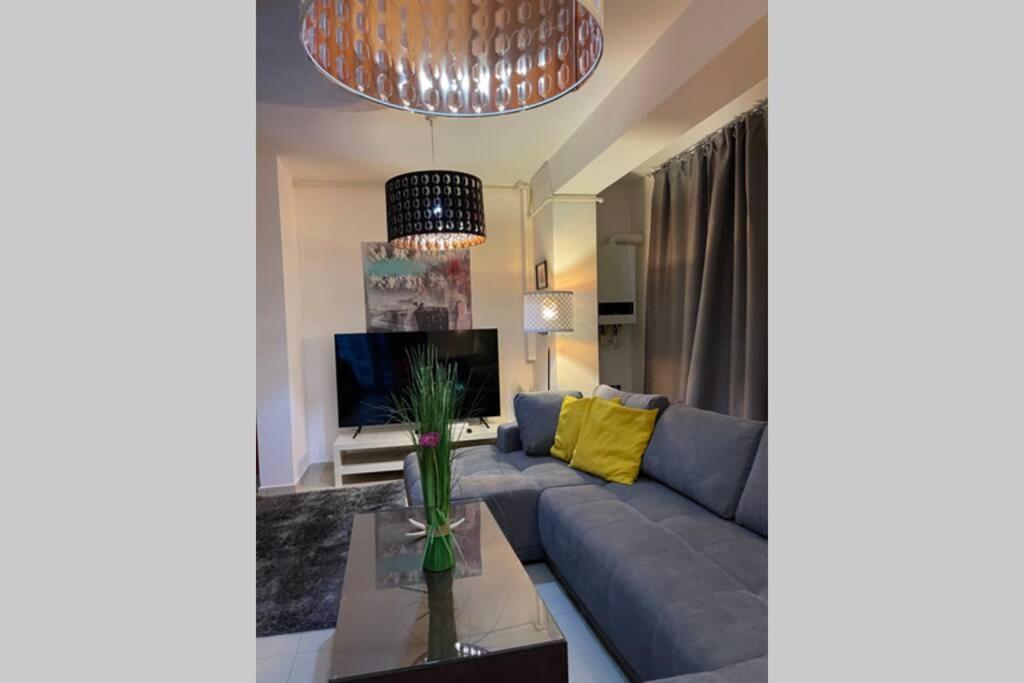 Apartment Happiness By Nicole Jutka, Visual Artist オリンプ エクステリア 写真