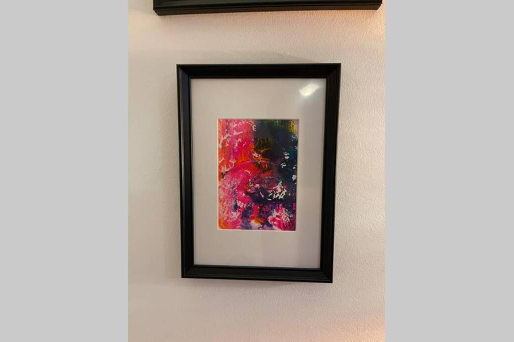 Apartment Happiness By Nicole Jutka, Visual Artist オリンプ エクステリア 写真