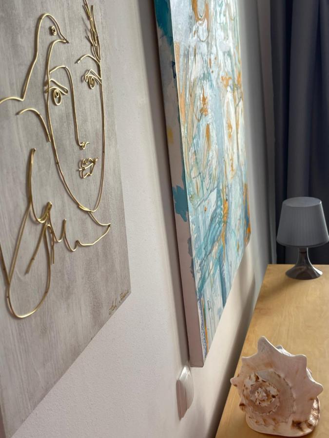 Apartment Happiness By Nicole Jutka, Visual Artist オリンプ エクステリア 写真