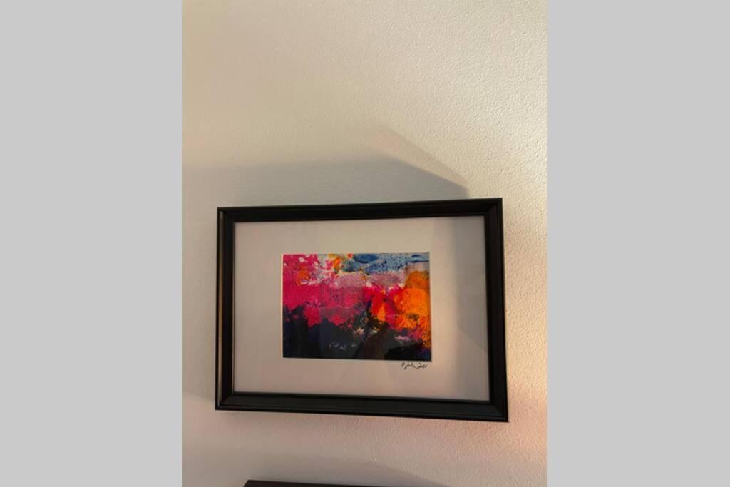 Apartment Happiness By Nicole Jutka, Visual Artist オリンプ エクステリア 写真
