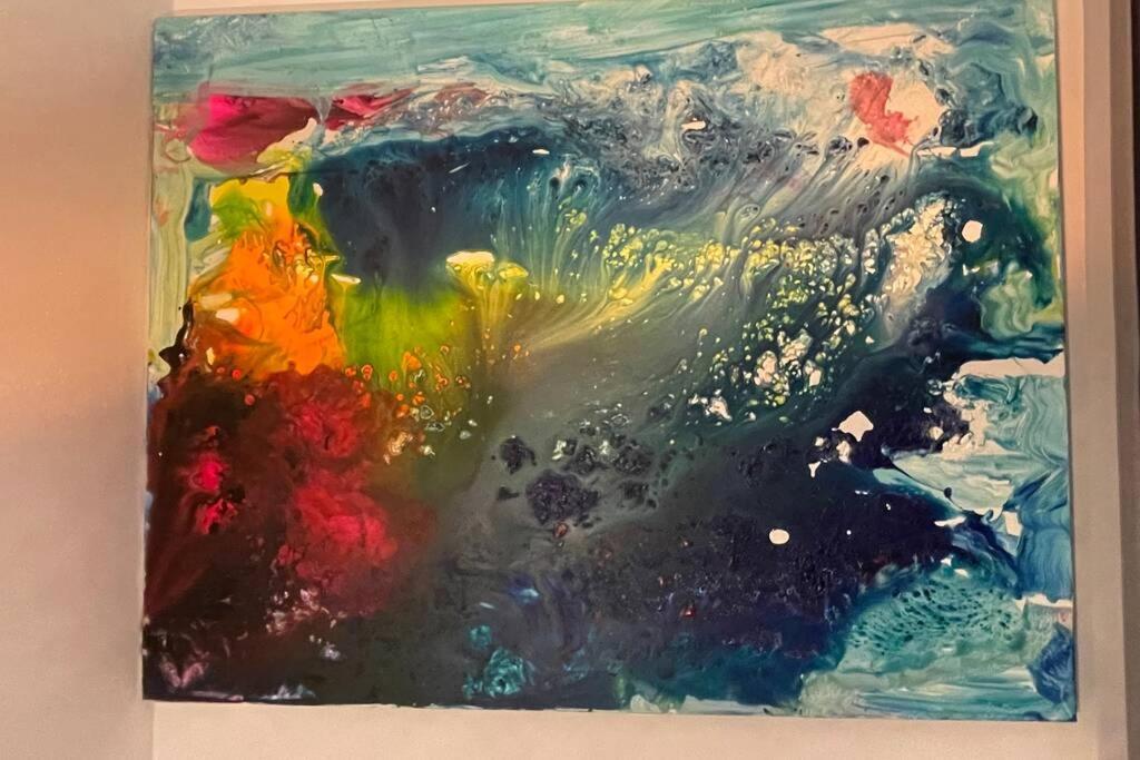Apartment Happiness By Nicole Jutka, Visual Artist オリンプ エクステリア 写真
