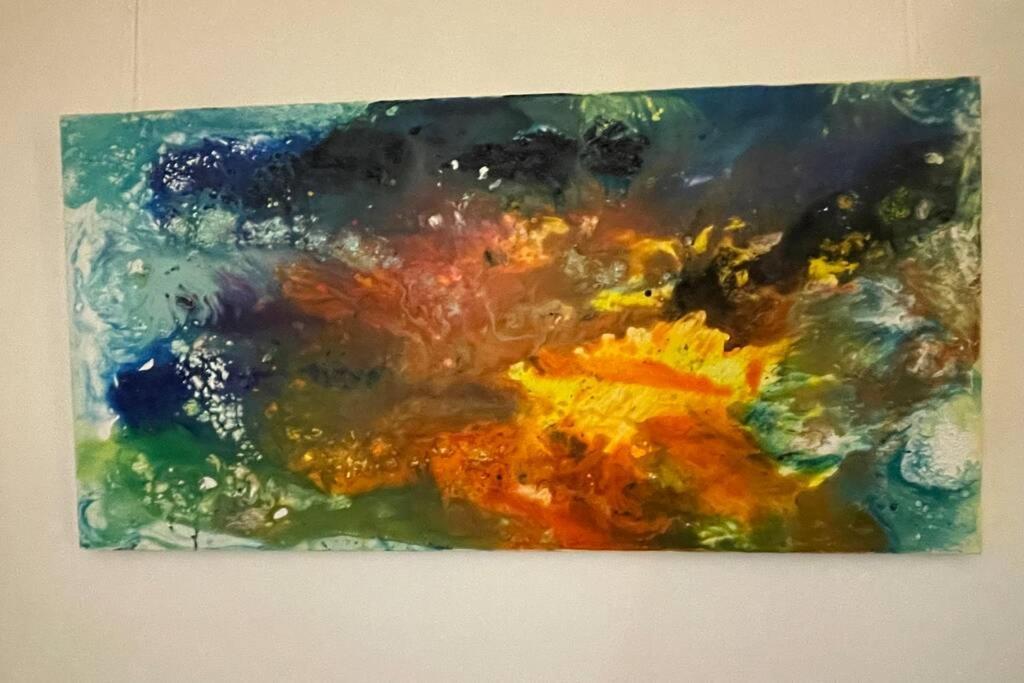 Apartment Happiness By Nicole Jutka, Visual Artist オリンプ エクステリア 写真