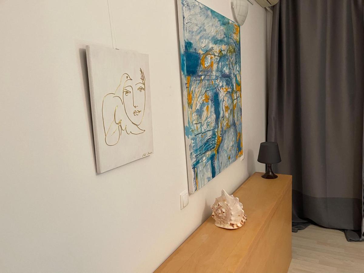 Apartment Happiness By Nicole Jutka, Visual Artist オリンプ エクステリア 写真