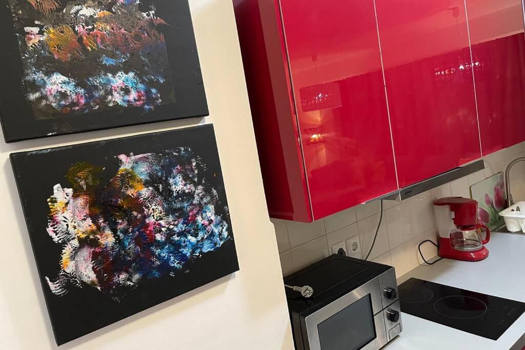 Apartment Happiness By Nicole Jutka, Visual Artist オリンプ エクステリア 写真