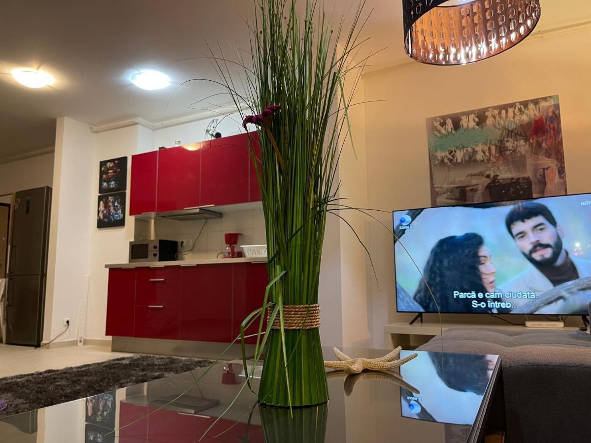 Apartment Happiness By Nicole Jutka, Visual Artist オリンプ エクステリア 写真