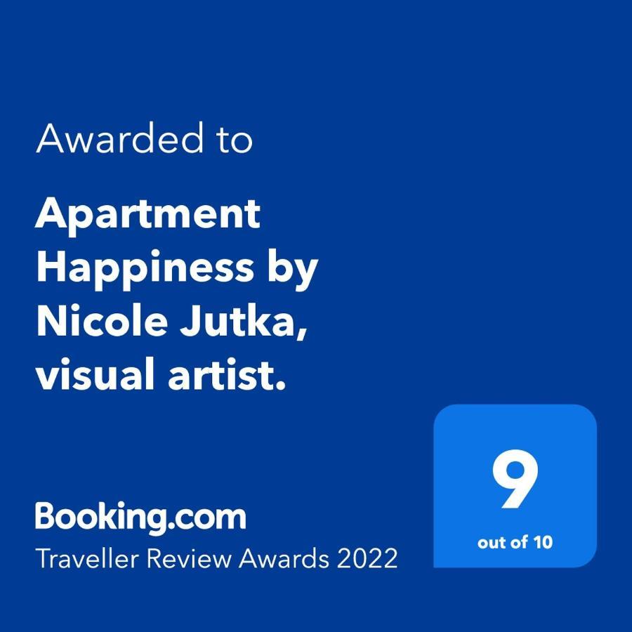 Apartment Happiness By Nicole Jutka, Visual Artist オリンプ エクステリア 写真