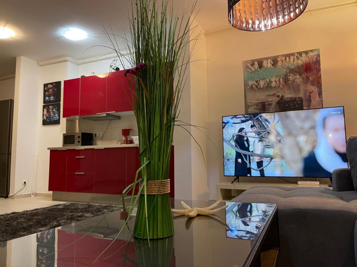 Apartment Happiness By Nicole Jutka, Visual Artist オリンプ エクステリア 写真
