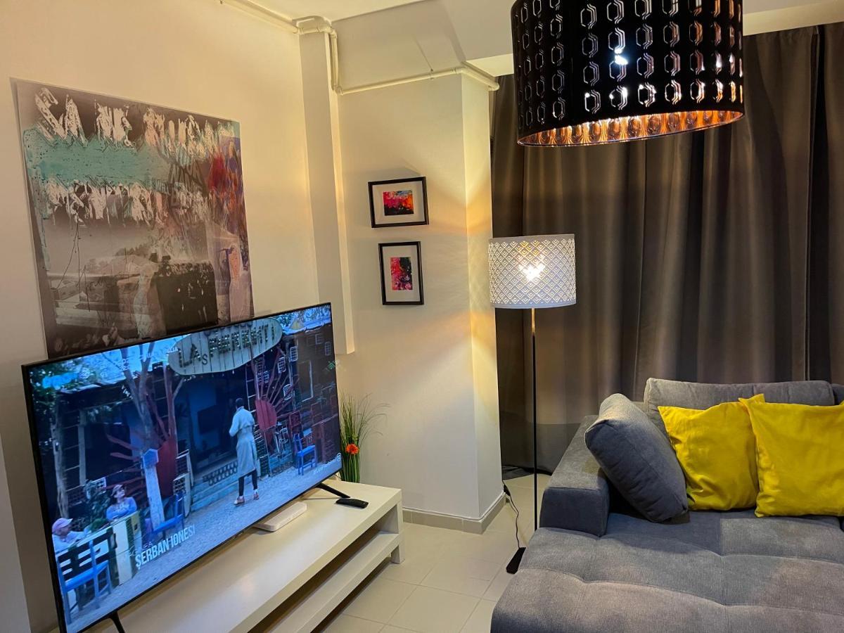 Apartment Happiness By Nicole Jutka, Visual Artist オリンプ エクステリア 写真